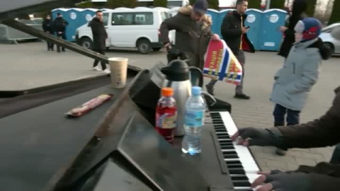 Un pianista recibe con música a los refugiados ucranianos en la frontera con Polonia