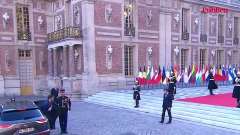 VÍDEO | El saludo entre Pedro Sánchez y Macron, que ha desatado cachondeo en Twitter