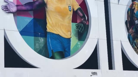 Un enorme mural rinde homenaje a Pelé en su ciudad natal