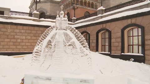 La guerra se cuela entre las esculturas del festival de hielo de la ciudad rusa de Ekaterimburgo