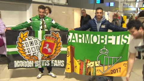 La afición del Betis comienza su viaje a Arabia Saudí   