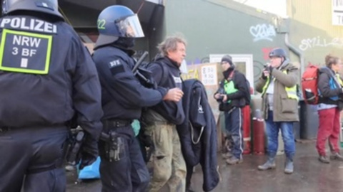 Gobierno alemán condena "violencia" en protestas contra desalojo de pueblo