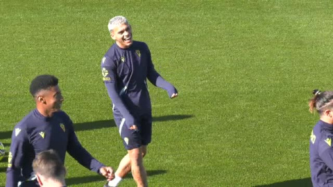 El Cádiz prepara el partido de Liga del sábado ante el Sevilla en medio de la polémica por el gol en fuera de juego del Elche