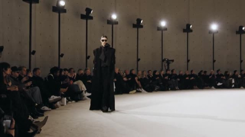 Saint Laurent regresa a las pasarelas con una apuesta andrógina y elegante