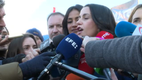 Arrimadas acude a la manifestación contra el Ejecutivo "orgullosa y sin complejos"