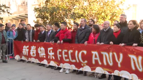 La ciudad de Barcelona da la bienvenida al Año Nuevo Chino con un desfile de dragones