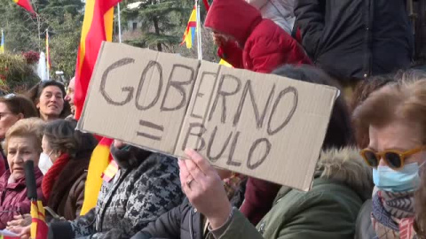 Multitudinaria manifestación en Madrid por "España, la democracia y la Constitución"