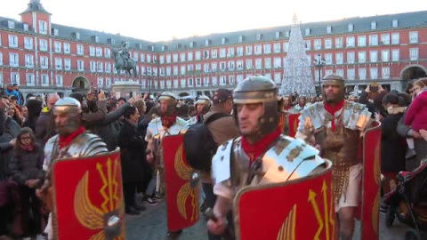 Más de un centenar de legionarios romanos desfilan por el centro de Madrid 