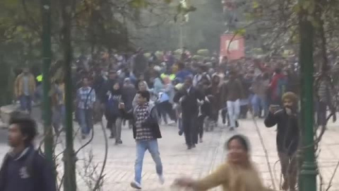 Estudiantes de la Universidad de Nueva Delhi se enfrentan a la policía por el visionado de un documental prohibido