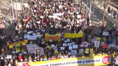 Miles de profesores toman las calles de Lisboa hartos de la precariedad del sector