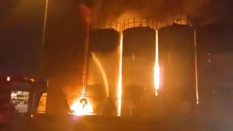 Un grave incendio devora una refinería en el noroeste de Irán