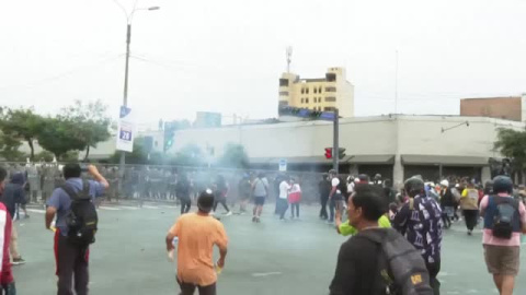 Miles de peruanos continúan exigiendo en las calles la convocatoria inmediata de elecciones