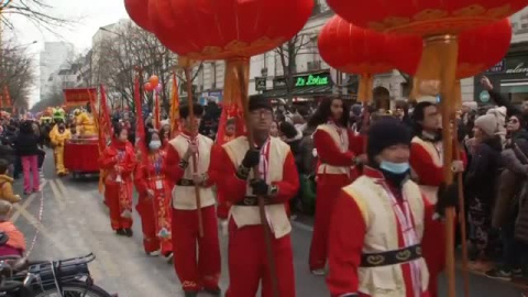 París celebra el desfile del Año Nuevo chino y da la bienvenida al año del conejo