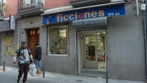 Comercios de barrio, como un videoclub, sobreviven gracias a la paquetería