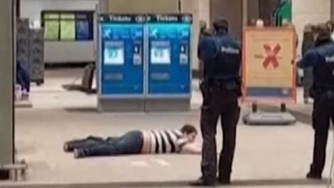 Un perturbado apuñala a tres personas en el metro de Bruselas