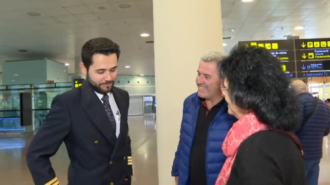 El piloto que sorprendió a sus padres durante un vuelo se reencuentra con ellos 