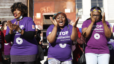 Mujeres activistas de Médicos del Mundo realizan una performance contra la mutilación genital en Madrid