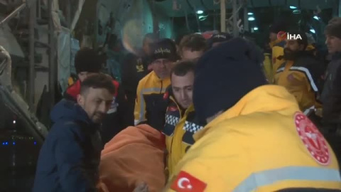 Trasladan heridos en el terremoto a Estambul en aviones medicalizados