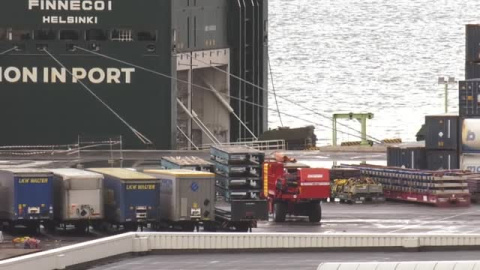 Los 20 blindados TOA M-113 embarcan en el Puerto de Bilbao a la espera de zarpar rumbo a Ucrania