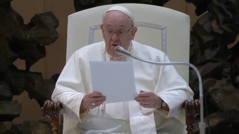 El papa Francisco elogia el pensamiento "agudo y gentil de Benedicto XVI