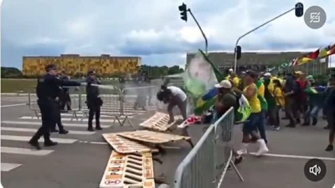 Una turba de simpatizantes de Bolsonaro asalta el Congreso Nacional de Brasil