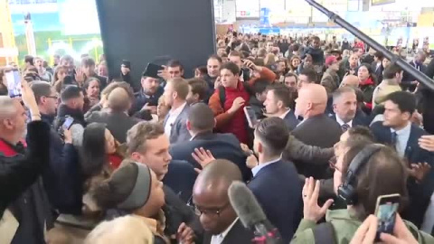 Protesta contra Macron en una feria agrícola por su impopular plan para reformar las pensiones 