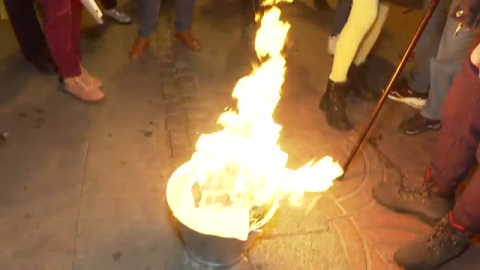 Queman fotos del rey en una protesta con escaso seguimiento convocada por la ANC en Barcelona