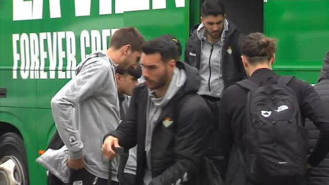 El Real Betis pone rumbo a Manchester con "mucha alegría"