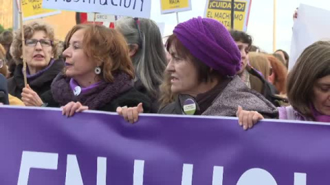 Peticiones de dimisión a Irene Montero en una de las manifestaciones del 8M en Madrid