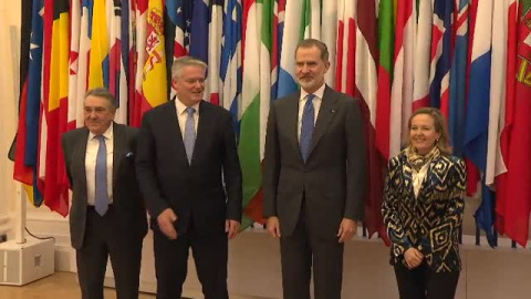 Felipe VI visita la sede de la OCDE en París