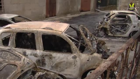 Queman una veintena de coches en el casco histórico de Tui (Pontevedra)