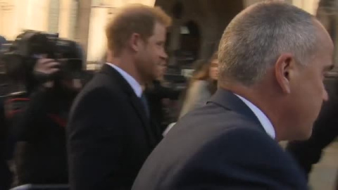 El príncipe Harry aparece por sorpresa en Londres durante un juicio contra un tabloide