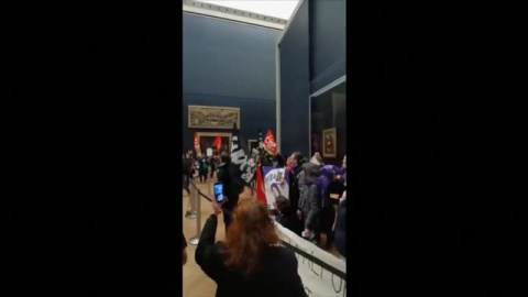 Las protestas sindicales bloquean el acceso al Museo del Louvre de París y obligan a cerrarlo