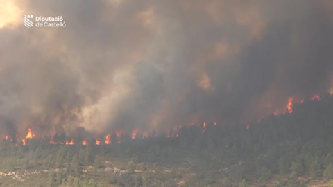 El incendio de Castellón sigue activo y obliga a desalojar otras tres poblaciones