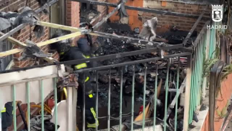 Dos intoxicados leves en un aparatoso incendio en una vivienda de Madrid