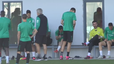 El Betis sigue preparando el partido de este domingo en el Metropolitano