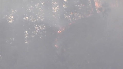 El fuerte viento complica los incendios en Asturias