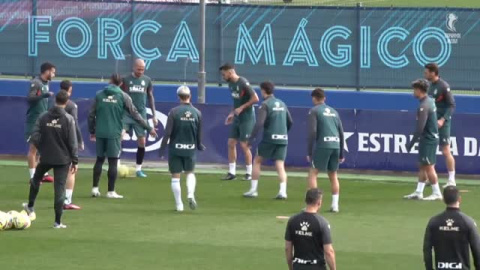 Último entrenamiento del Espanyol antes del debut de Luis García  