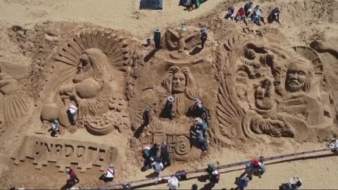 Crean un retablo gigante con las escenas de la Semana Santa en las dunas de Oruro