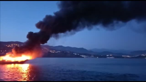 Dos personas rescatadas de un incendio en un yate en la costa de Salobreña, Granada