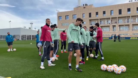 Pau Torres, felicitado por su cumpleaños en el entrenamiento del Villarreal