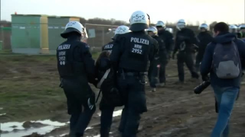 La policía alemana se lleva en volandas a Greta Thunberg de Luetzerath 