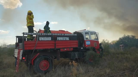 Bomberos luchan por apagar las llamas de los incendios forestales en Argentina