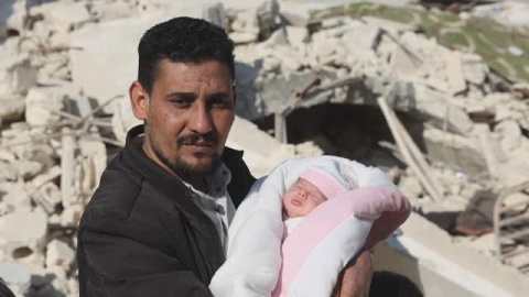 Los tíos paternos adoptan a la bebé milagro que nació entre los escombros tras el terremoto de Siria