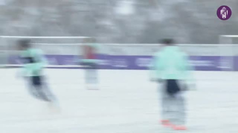 Sesión bajo la nieve del Real Valladolid para preparar su partido del domingo contra el Celta