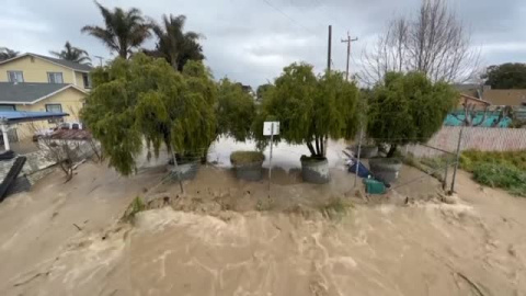 Evacuadas miles de personas en California tras reventar el dique de un río a causa de un temporal de lluvia 