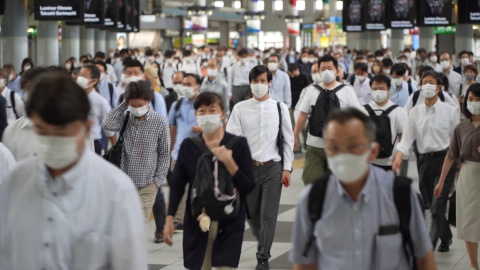 Japón elimina su recomendación de llevar mascarilla en interiores