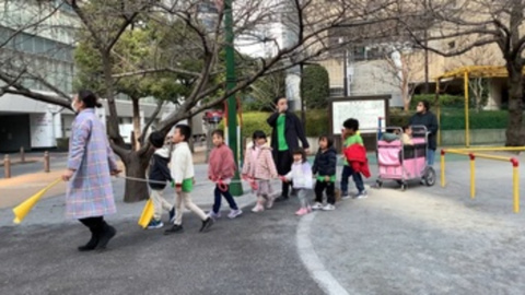 Dinero para frenar la caída de natalidad que amenaza al futuro de Japón