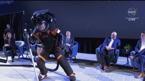 La NASA presenta los nuevos trajes de sus astronautas