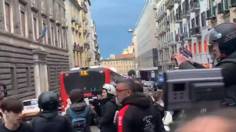 Batalla campal entre los radicales del Eintracht y la Policía en Nápoles   